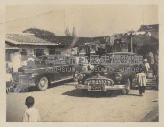 屋舍前院空地的結婚禮車藏品圖，第1張