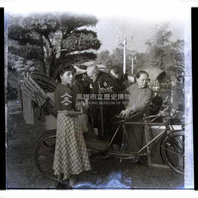 穿著舊式服裝的老人坐三輪車藏品圖，第1張