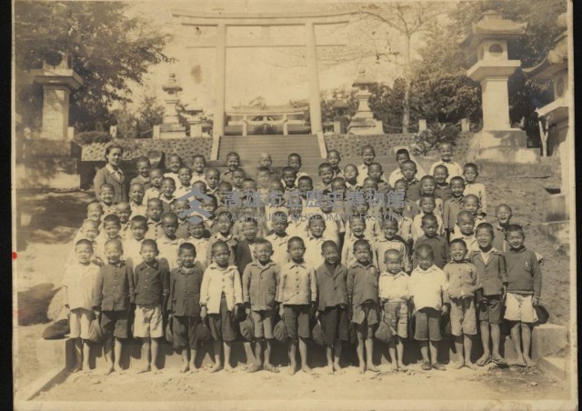 旗山公學校師生合影於鼓山頂神社前藏品圖，第1張