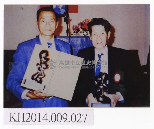 皮影戲大師張德成與布袋戲大師李天祿贏得首屆薪傳獎合影藏品圖，第1張