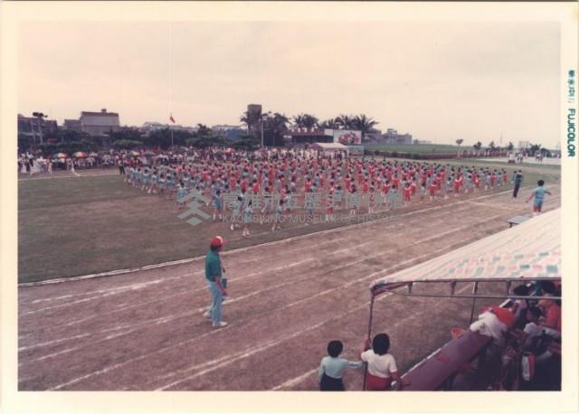 高雄市鳳鳴國小暨社區運動大會－土風舞表演藏品圖，第1張