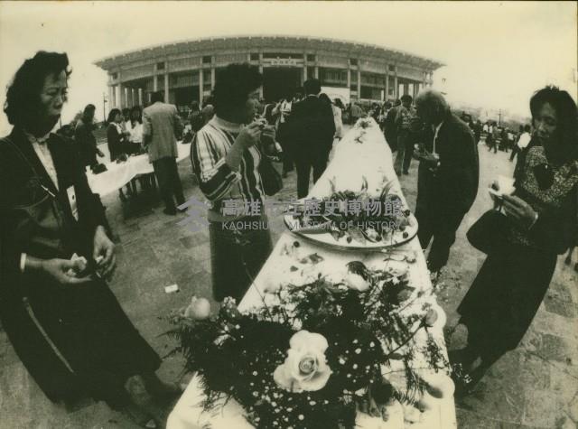 美食在前-高雄市立文化中心廣場（原中正文化中心）藏品圖，第1張