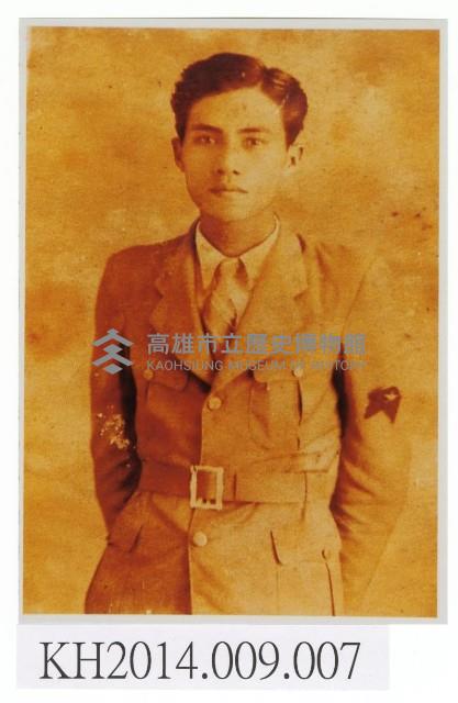 東華皮影戲團張德成身著青年團服照藏品圖，第1張