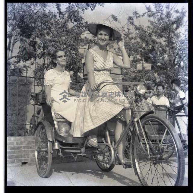 美國婦女騎三輪車藏品圖，第1張