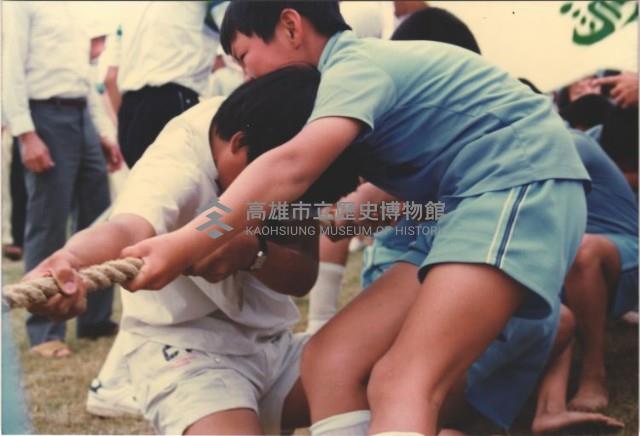 高雄市小港區鳳鳴國民小學學校暨社區聯合運動會－拔河比賽藏品圖，第1張