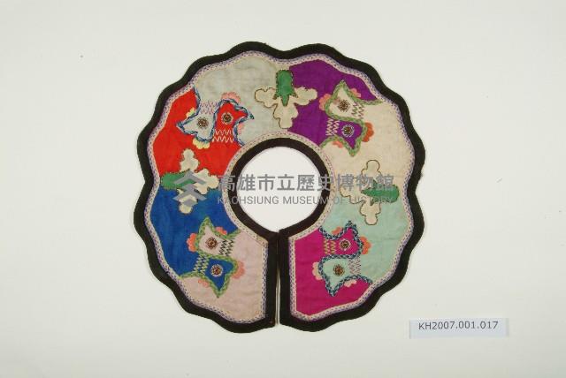 紅緞度圓形彩繡圍涎藏品圖，第1張