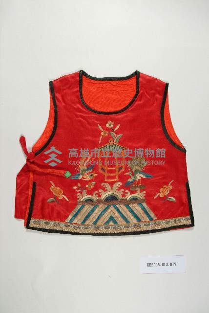 紅緞地海水江芽紋彩繡童衣藏品圖，第1張