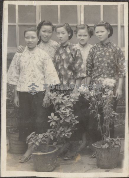張劉添妹、張瓊梅及友人等五人與盆栽合影藏品圖，第1張