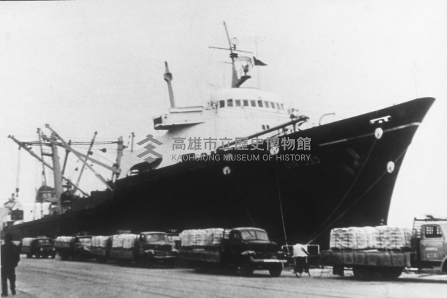 單位色裝由卡車轉運等待裝船藏品圖，第1張