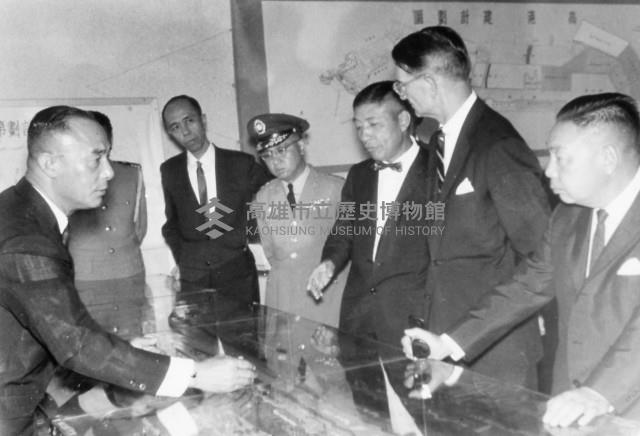 行政院長蔣經國與駐華大使馬康偉等參觀擴建模型藏品圖，第1張