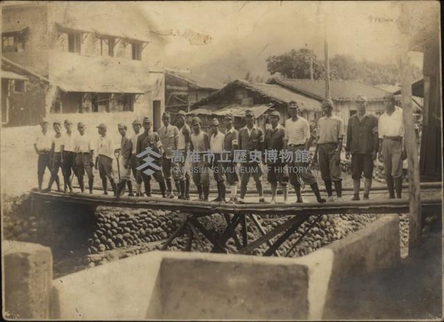 軍人合影於旗山便橋藏品圖，第1張
