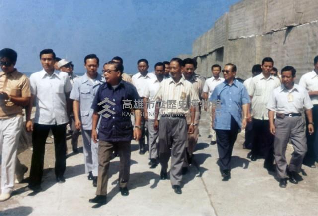 蔣總統經國先生巡視安平港藏品圖，第1張