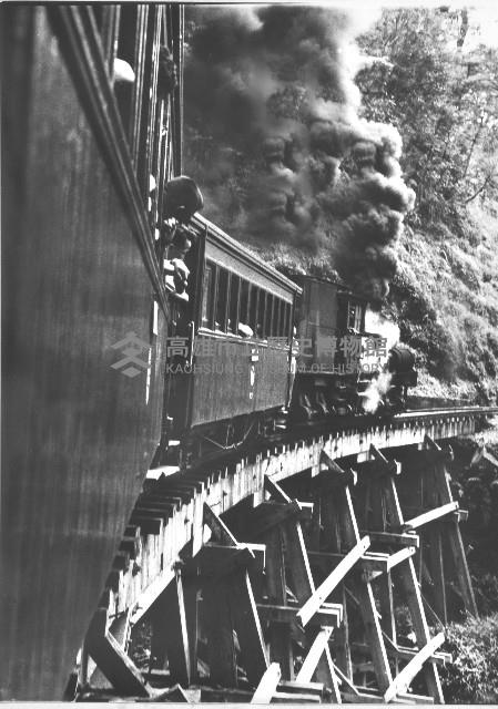 蒸氣小火車經過橋樑藏品圖，第1張