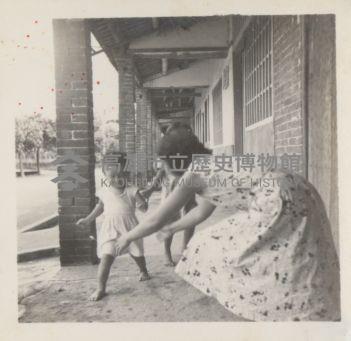 張劉添妹與張永政於騎樓玩耍合影藏品圖，第1張