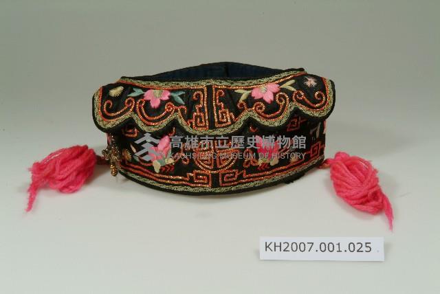 黑緞地雙福捧壽彩繡短圈帽藏品圖，第1張