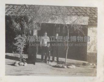 日光照相館創辦人張仁葵及友人房舍前四人合照藏品圖，第1張