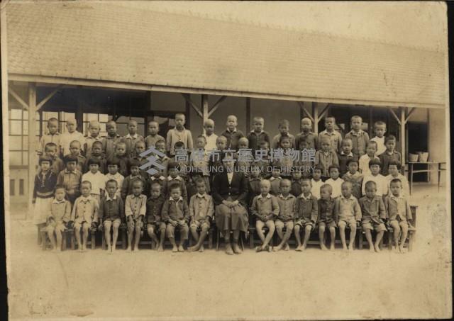 旗山公學校師生合照藏品圖，第1張