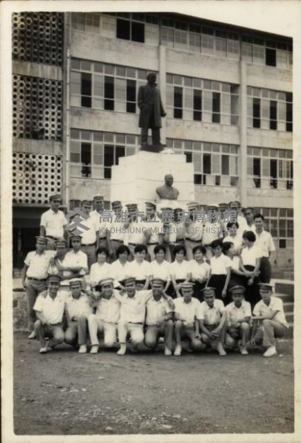 大榮高工建築製圖科第二屆全班合影於校舍銅像前藏品圖，第1張