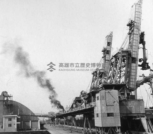 位於四十六、四十七號碼頭台灣糖業公司散裝倉庫全貌藏品圖，第1張