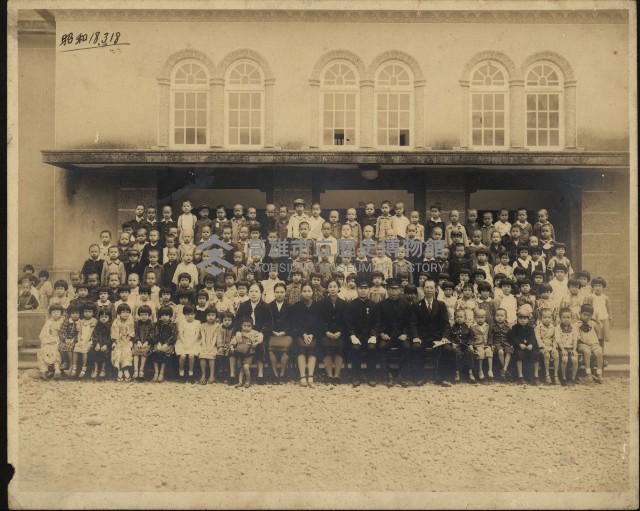 旗山公學校師生合照於旗山公學校禮堂藏品圖，第1張