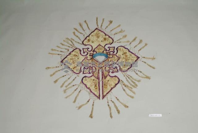 淺綠緞地如意雲紋盤金繡雲肩藏品圖，第1張