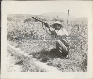 日光照相館創辦人張仁葵持槍射擊打獵藏品圖，第1張