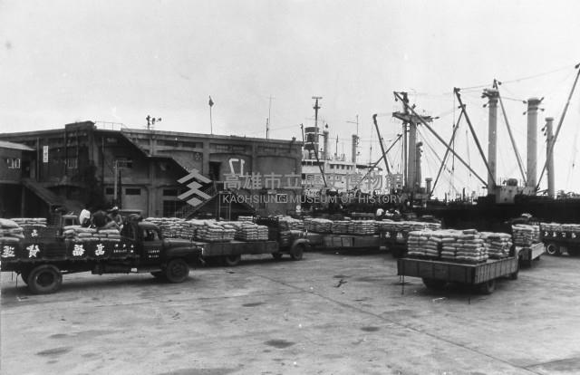 使用板台由卡車轉運待裝船藏品圖，第1張