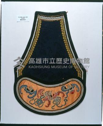 深藍提花緞地彩繡童肚兜片藏品圖，第1張