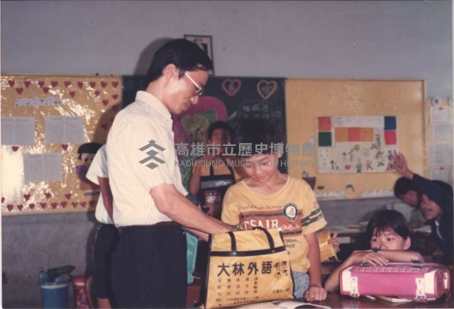 師長檢查書包藏品圖，第1張