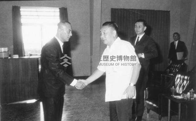 行政院蔣經國院長蒞高雄港巡視，高雄港務局局長李連墀親予接待藏品圖，第1張