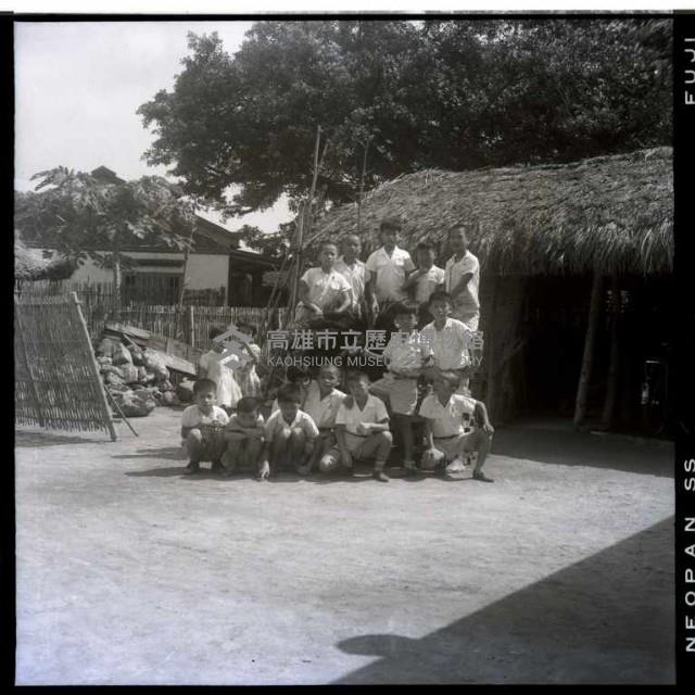 小學生放學後與稻草人共遊戲（草堆歲月）藏品圖，第1張