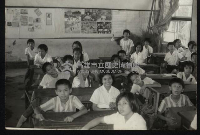 旗山國小學童在教室內情景藏品圖，第1張