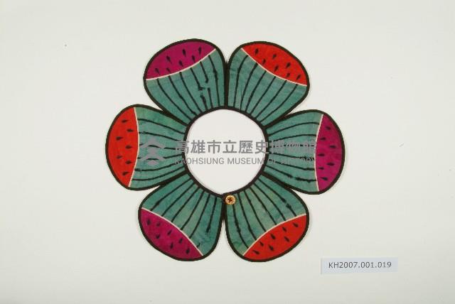 紅緞地西瓜形彩繡圍涎藏品圖，第1張