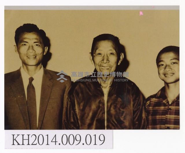 東華皮影戲團張德成、張叫、張建國祖孫三代合影藏品圖，第1張