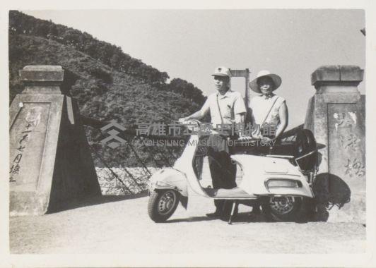 日光照相館創辦人張仁葵夫婦風景區吊橋前合影藏品圖，第1張