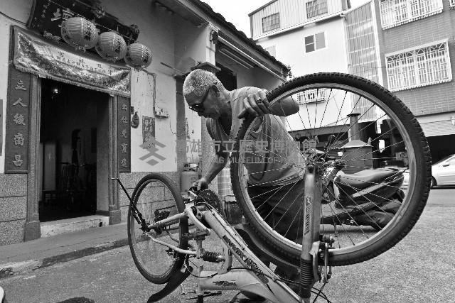 大林蒲－修理腳踏車藏品圖，第1張