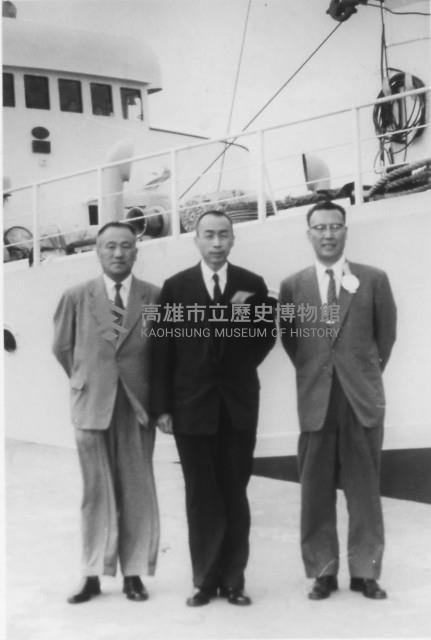 澎湖防衛司令部李司令長與李縣長在馬公碼頭合影藏品圖，第1張