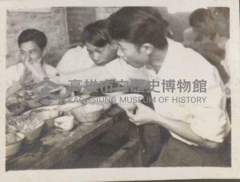 日光照相館創辦人張仁葵及喝喜酒的人藏品圖，第1張