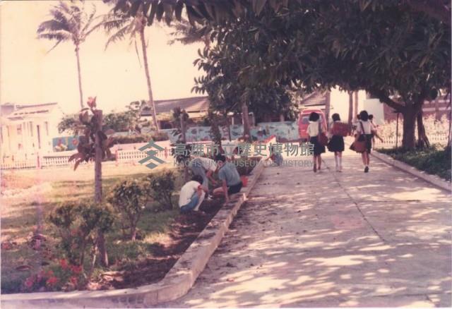 學生協助種植花圃藏品圖，第1張