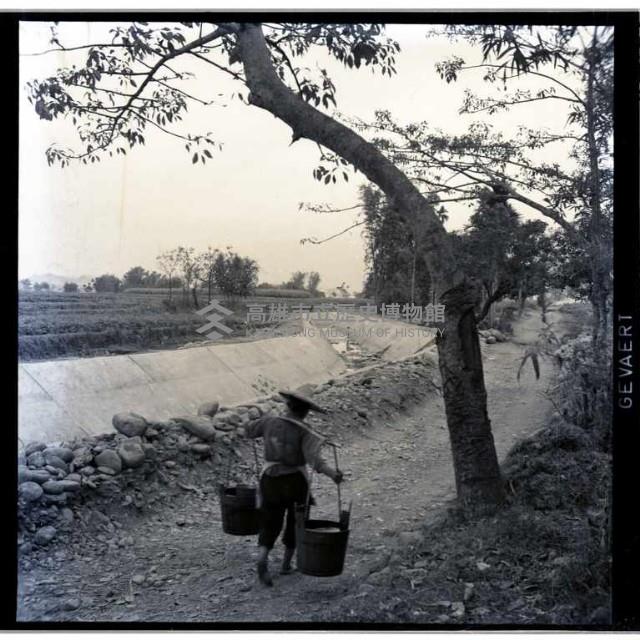 農人擔水藏品圖，第1張