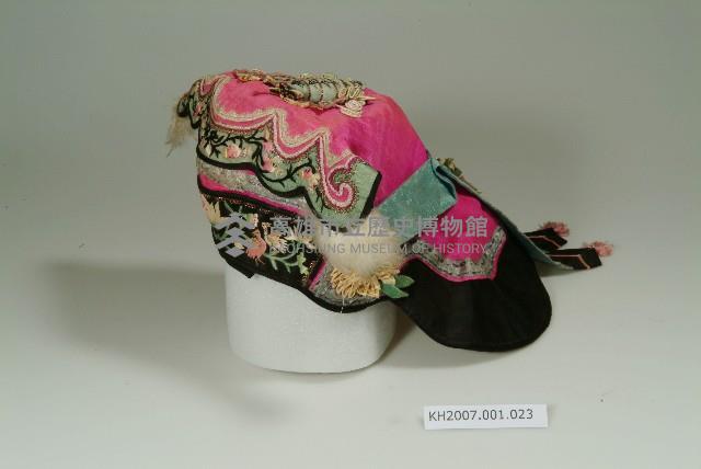 桃紅緞地一路連科彩繡風帽藏品圖，第1張