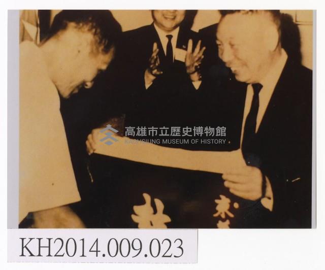 蔣經國致贈「鼓舞中興」錦旗予東華皮影戲團藏品圖，第1張