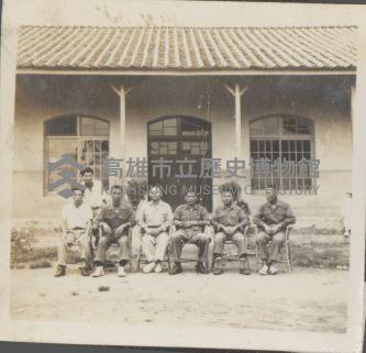 校長與教師於房舍前七人合照藏品圖，第1張