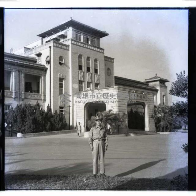 警員維持高雄市政府廣場前安全藏品圖，第1張