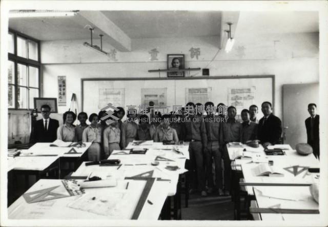 大榮高工上繪圖課師生留影藏品圖，第1張