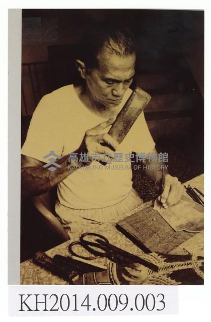 東華皮影戲團張德成藝師專注雕刻戲偶神情藏品圖，第1張