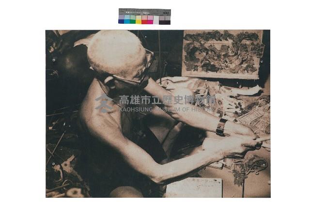 「金連興皮影戲團」創辦人蔡龍溪刻偶照-2藏品圖，第1張
