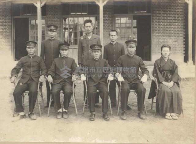 教職員於甲仙公學校教室前留影藏品圖，第1張