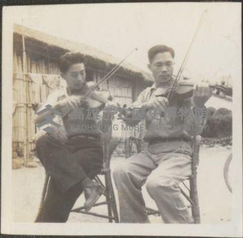 杉林茅草屋前小提琴合奏藏品圖，第1張