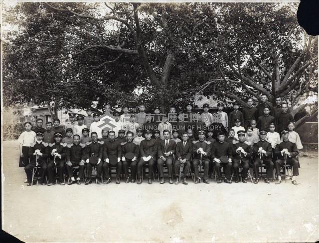 大寮公學校師生合影藏品圖，第1張